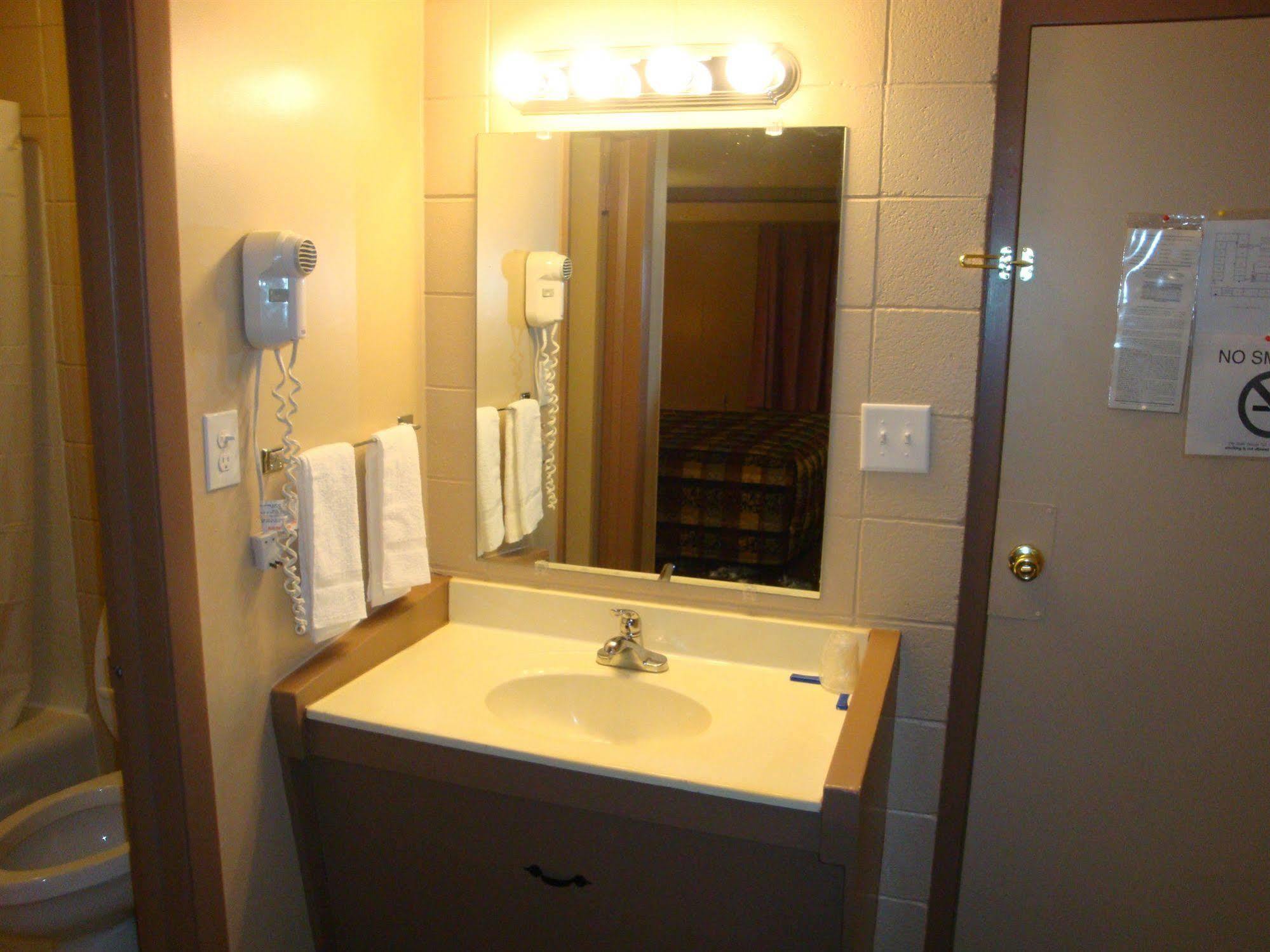 Economy Inn Green Bay Esterno foto